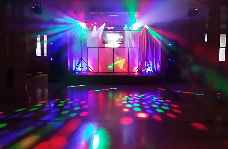 Equipo de discoteca móvil con luces y DJ