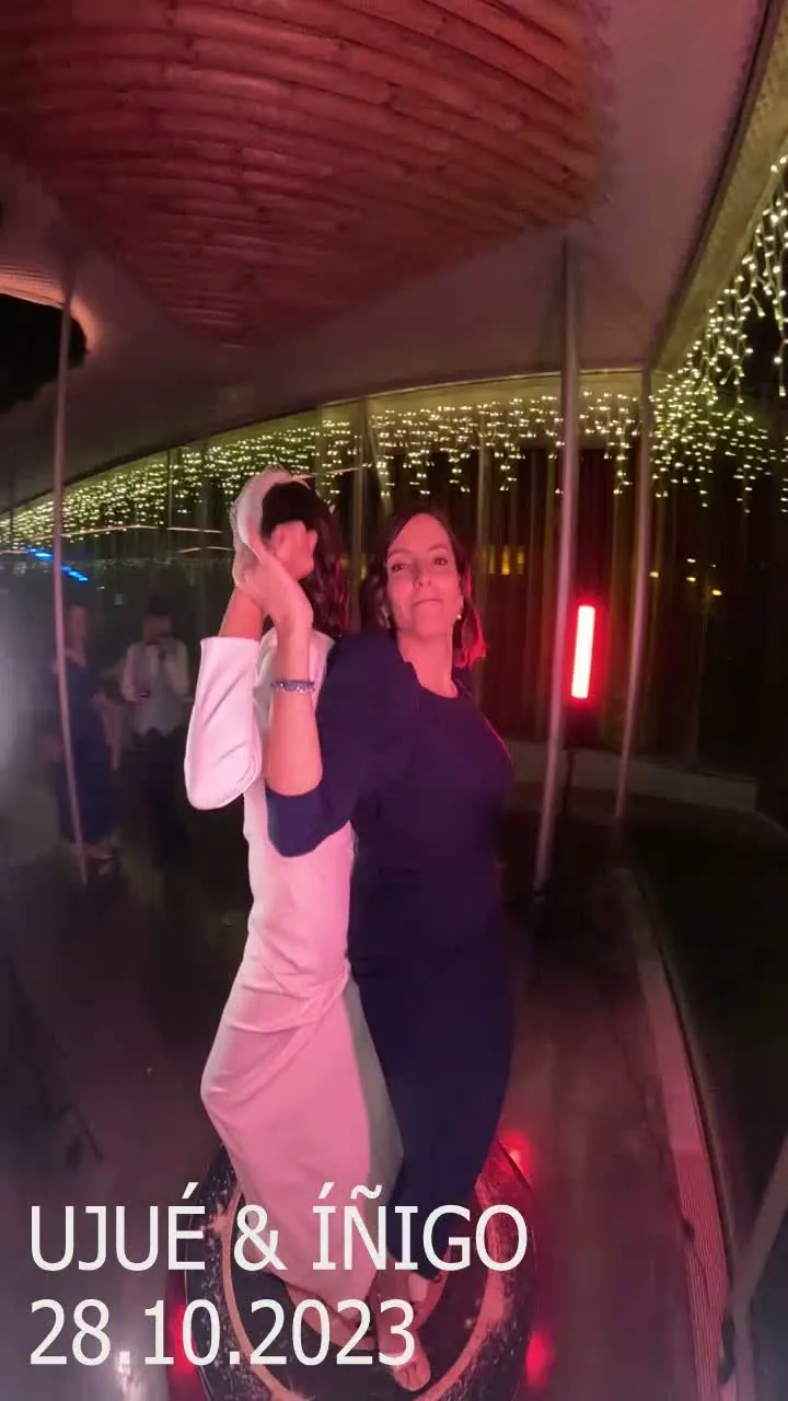 Invitadas en la plataforma 360 durante una boda